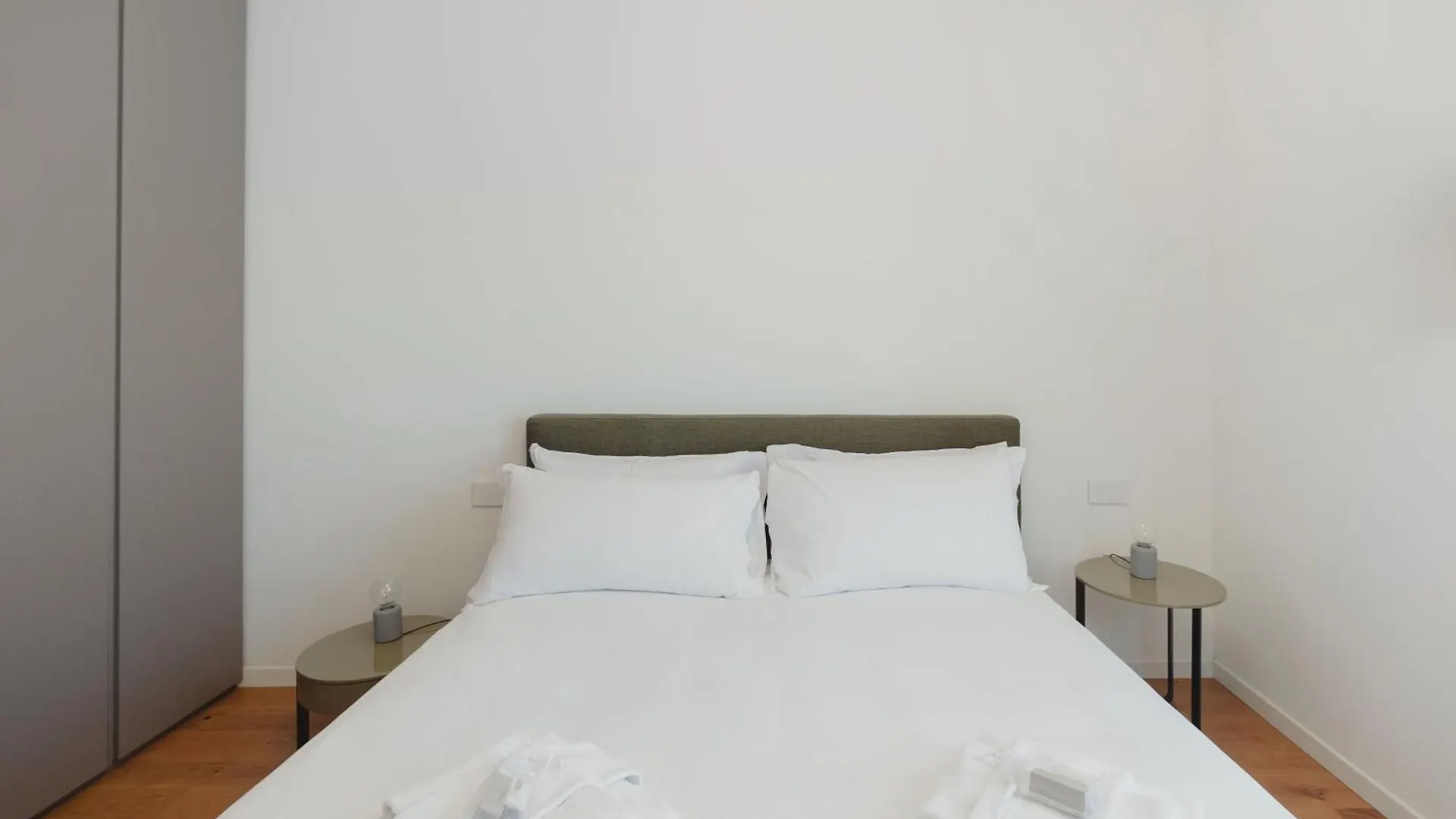 Gohost - Terrace Apartment Walking Distance From Central Station ミラノ 0*,  イタリア